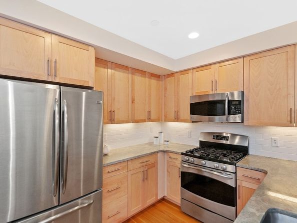 321 Hammond Pond Pkwy 106, Brookline MA 02467