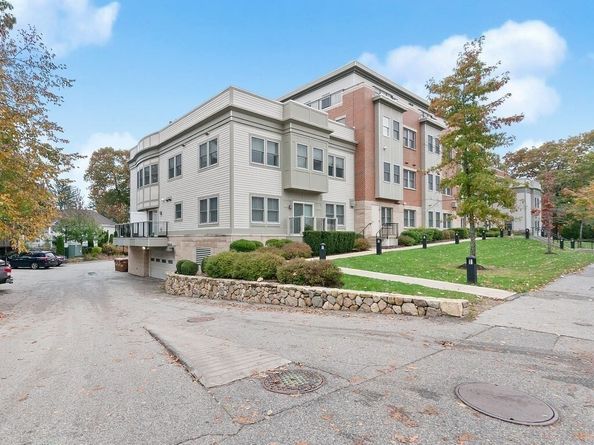 321 Hammond Pond Pkwy 106, Brookline MA 02467