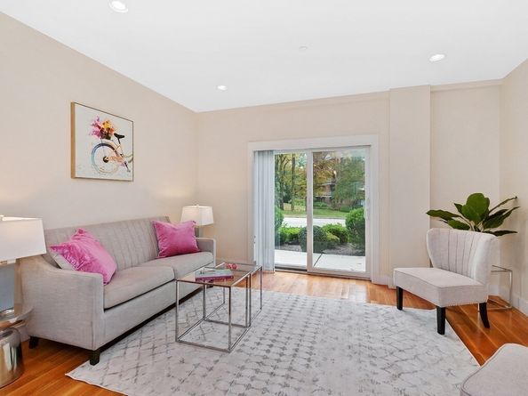 321 Hammond Pond Pkwy 106, Brookline MA 02467