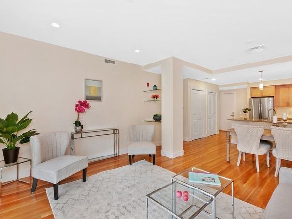 321 Hammond Pond Pkwy 106, Brookline MA 02467