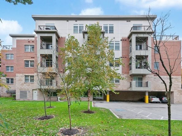 321 Hammond Pond Pkwy 106, Brookline MA 02467