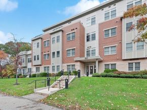 321 Hammond Pond Pkwy 106, Brookline MA 02467
