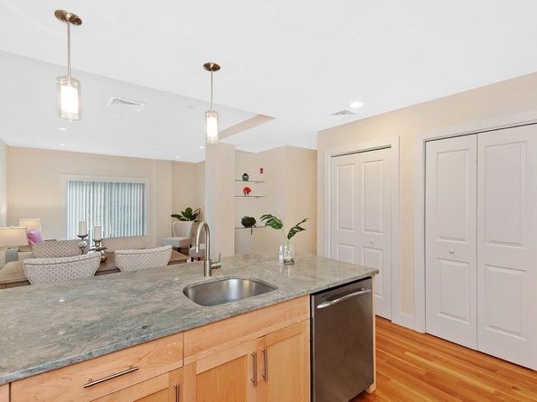 321 Hammond Pond Pkwy 106, Brookline MA 02467