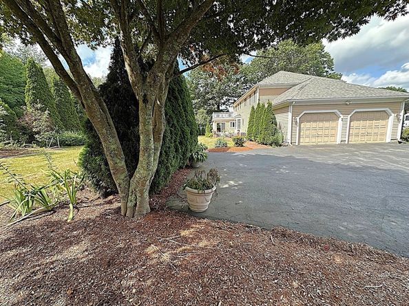 93 Brewster Dr, Norwood MA 02062