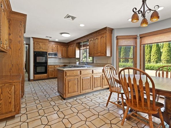 93 Brewster Dr, Norwood MA 02062