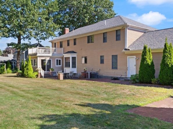 93 Brewster Dr, Norwood MA 02062