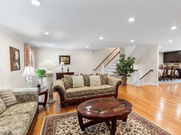 172 Bright St 3, Waltham MA 02453