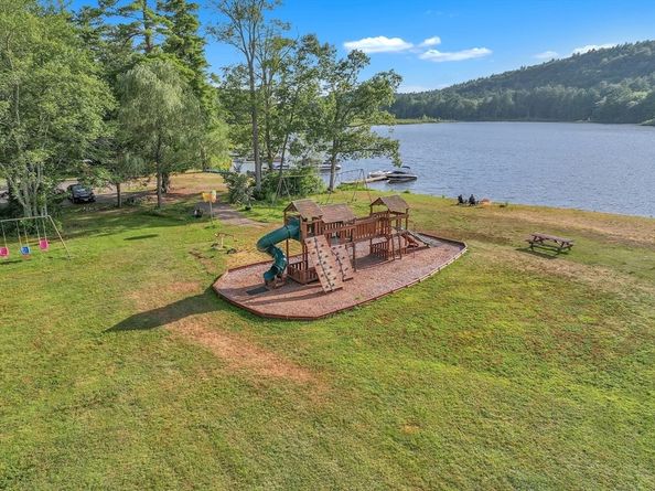 7 Woodlawn Dr, Sturbridge MA 01566