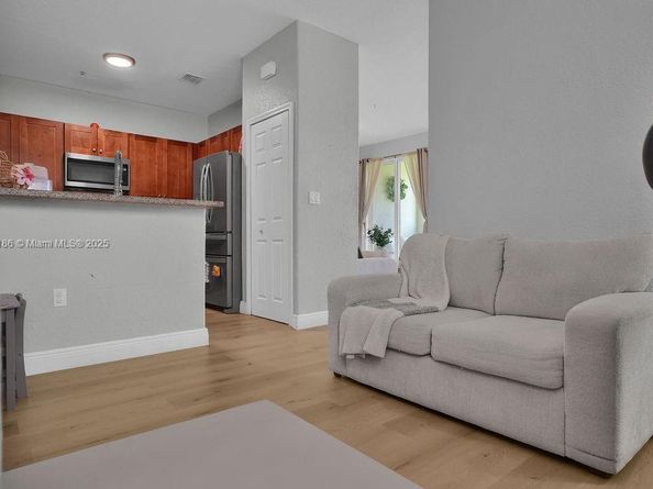 10022 NW 7th St 207, Miami FL 33172