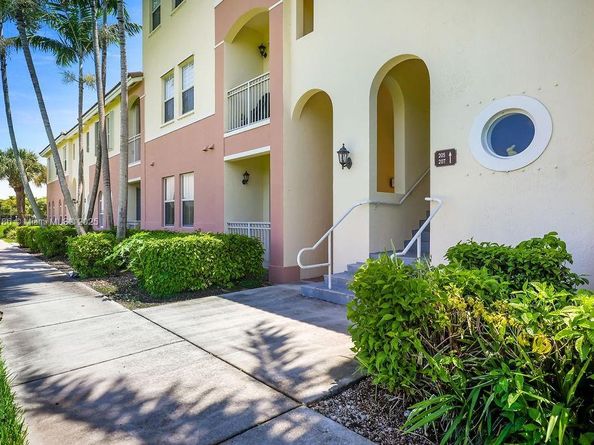 10022 NW 7th St 207, Miami FL 33172