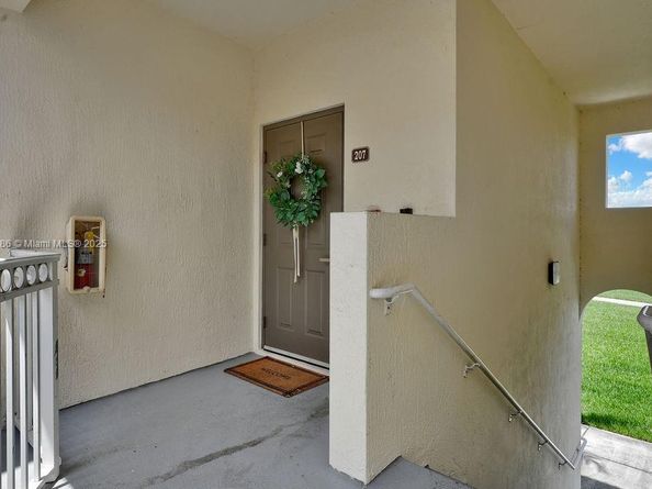 10022 NW 7th St 207, Miami FL 33172