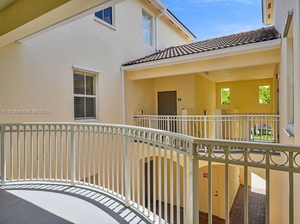 10022 NW 7th St 207, Miami FL 33172