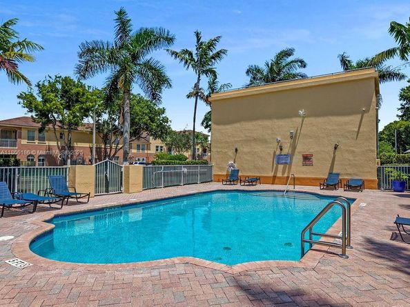 10022 NW 7th St 207, Miami FL 33172