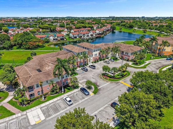 10022 NW 7th St 207, Miami FL 33172