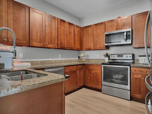 10022 NW 7th St 207, Miami FL 33172