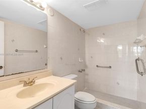 9820 S Hollybrook Lake Dr 106, Pembroke Pines FL 33025