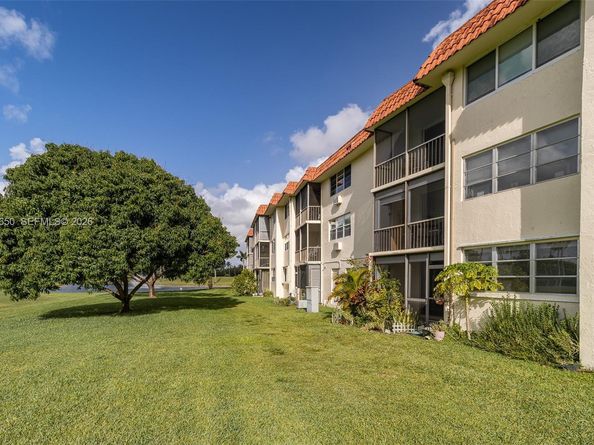 9820 S Hollybrook Lake Dr 106, Pembroke Pines FL 33025