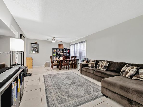 2700 S University Dr 3C, Davie FL 33328