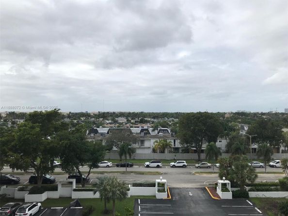 1000 Parkview Dr 627, Hallandale Beach FL 33009