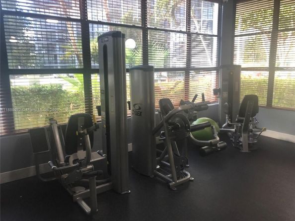 1000 Parkview Dr 627, Hallandale Beach FL 33009