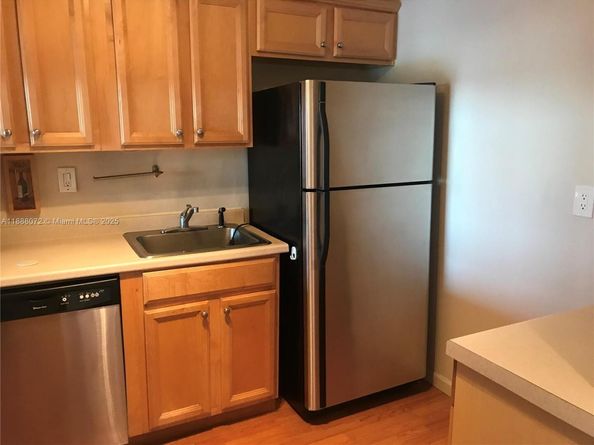 1000 Parkview Dr 627, Hallandale Beach FL 33009