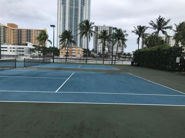1000 Parkview Dr 627, Hallandale Beach FL 33009