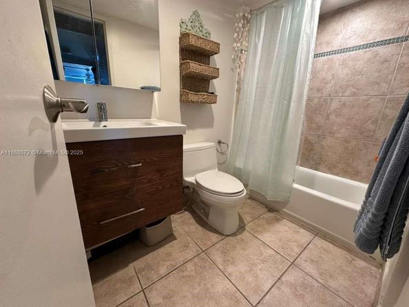 1000 Parkview Dr 627, Hallandale Beach FL 33009