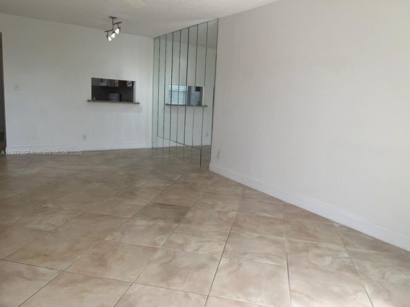 950 Hillcrest Dr 302, Hollywood FL 33021