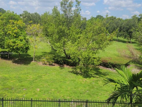 950 Hillcrest Dr 302, Hollywood FL 33021