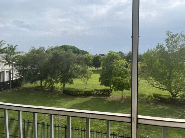 950 Hillcrest Dr 302, Hollywood FL 33021