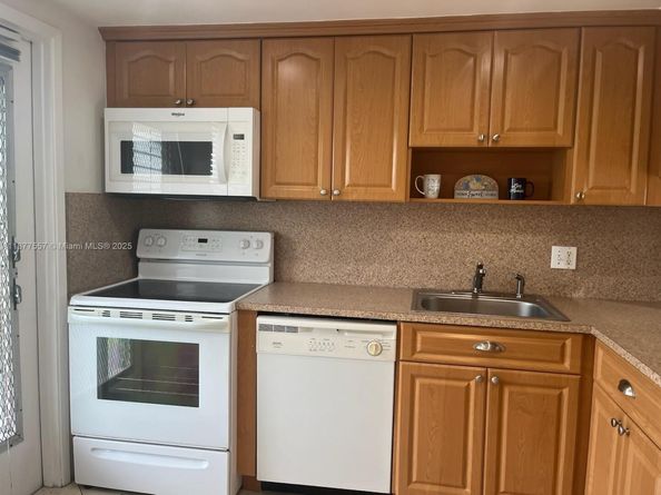 950 Hillcrest Dr 302, Hollywood FL 33021