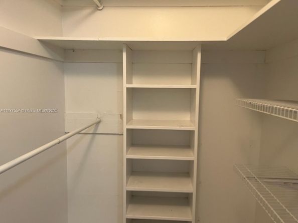 950 Hillcrest Dr 302, Hollywood FL 33021