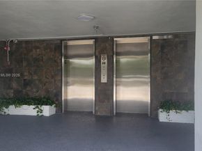 950 Hillcrest Dr 302, Hollywood FL 33021