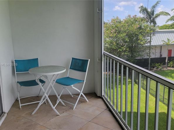 950 Hillcrest Dr 302, Hollywood FL 33021