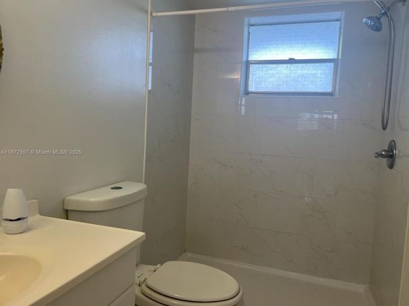 950 Hillcrest Dr 302, Hollywood FL 33021