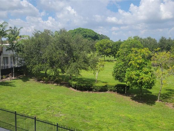 950 Hillcrest Dr 302, Hollywood FL 33021