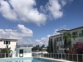 4720 Pine Tree Dr 17, Miami Beach FL 33140