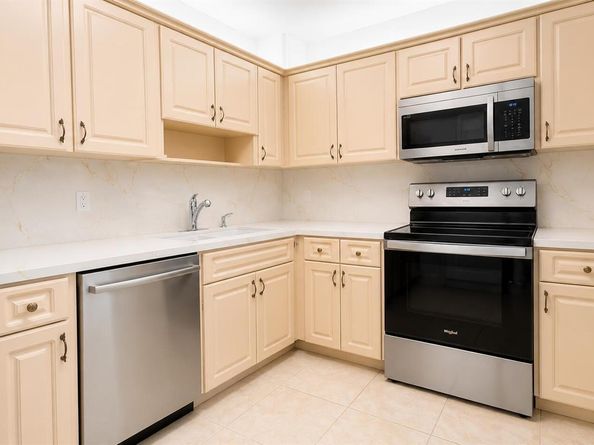 4001 HILLCREST Drive 705, Hollywood FL 33021