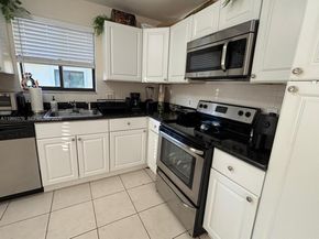 432 Lakeview Dr 201, Weston FL 33326