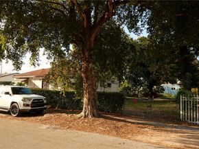 909 NW 76th St, Miami FL 33150