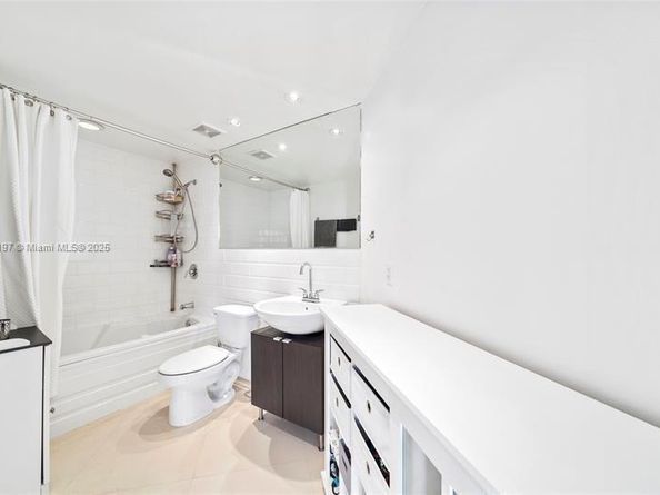 690 SW 1st Ct PHII04, Miami FL 33130
