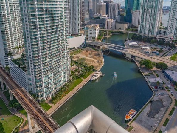 690 SW 1st Ct PHII04, Miami FL 33130
