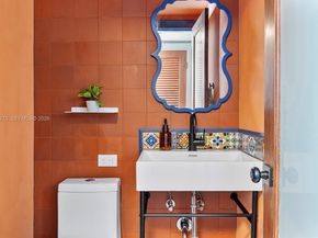 2858 Pine Tree Dr 4, Miami Beach FL 33140