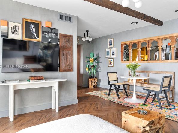 2858 Pine Tree Dr 4, Miami Beach FL 33140