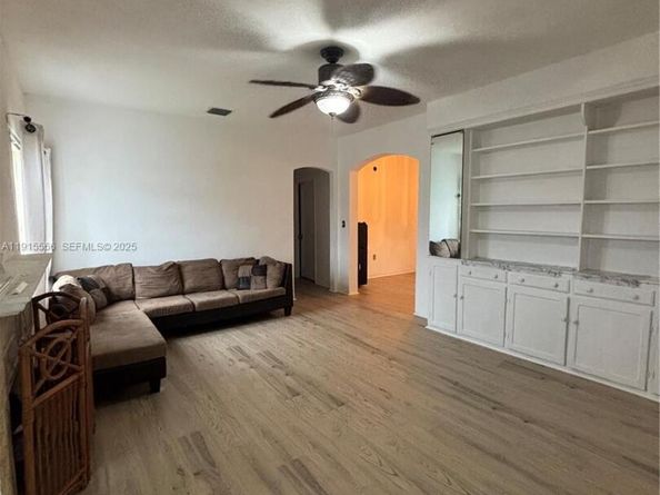 808 NW 75th St, Miami FL 33150