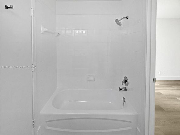 2179 Hacienda Ter, Weston FL 33327