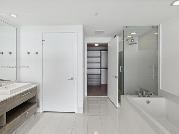650 NE 32nd St 4203, Miami FL 33137