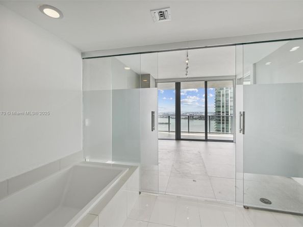 650 NE 32nd St 4203, Miami FL 33137