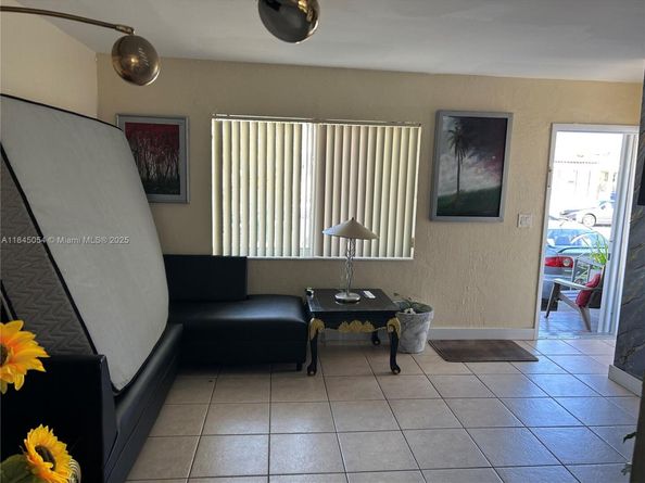 2012 NW 2nd St, Miami FL 33125