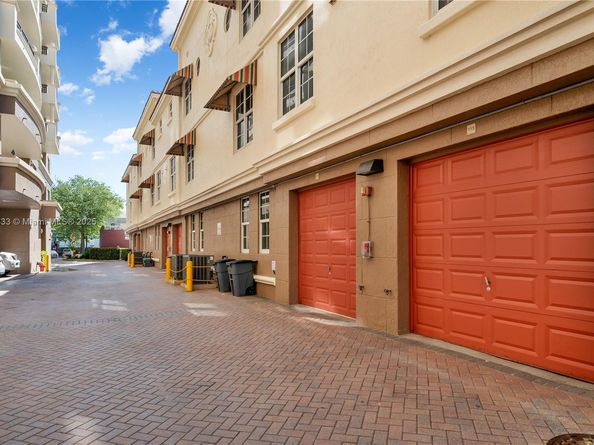 3232 SW 22nd Ter TH 115, Miami FL 33145
